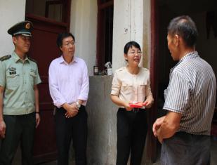 张燕华县长到盘溪慰问优抚军人共庆"八一" - 华宁县办