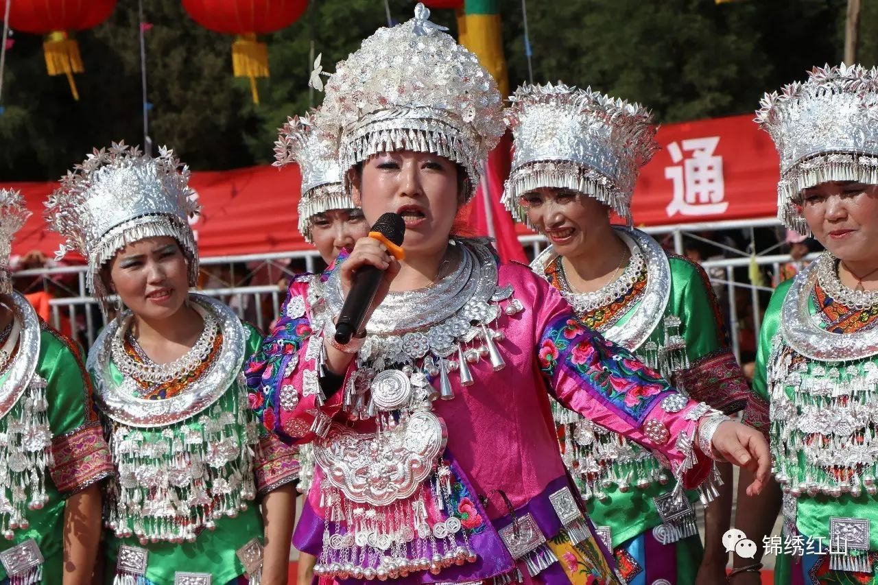 最热闹的传统节日,主要包括跳芦笙舞,苗族山歌对唱,斗鸟,祭花杆,民族