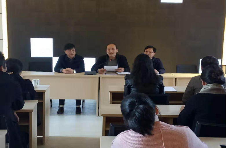 第043期 20190226华宁县教育体育局召开新老局长交接会281.png 第043期 20190226华宁县教育体育局召开新老局长交接会281.png