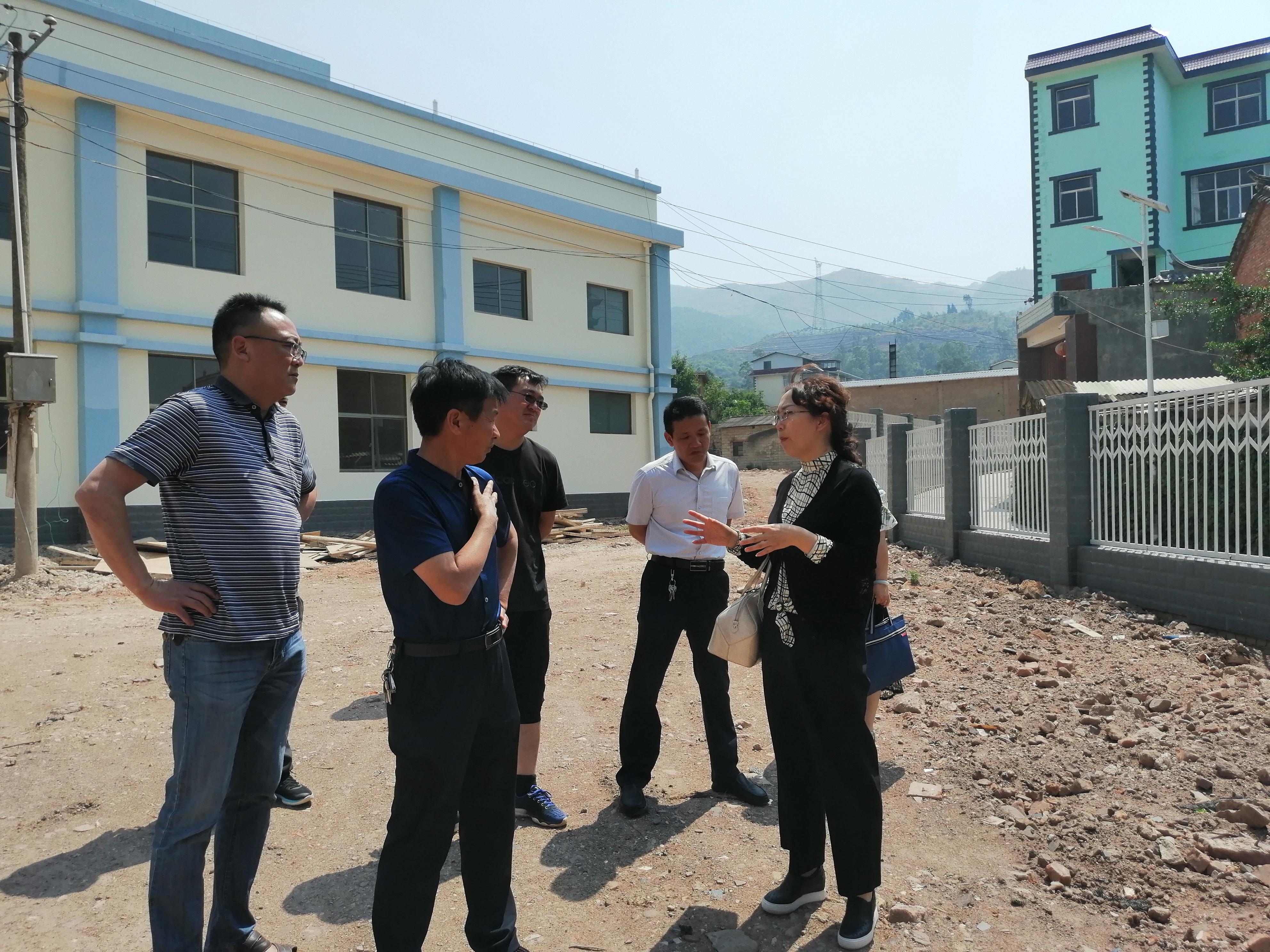 玉溪市民政局副局长赵燕对华宁县青龙敬老院建设及社会救助工作开展