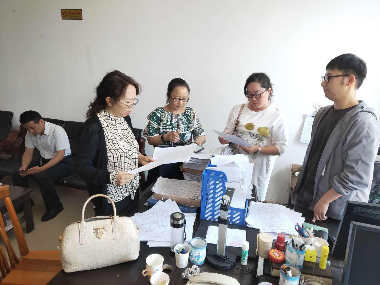 玉溪市民政局副局长赵燕对华宁县青龙敬老院建设及社会救助工作开展