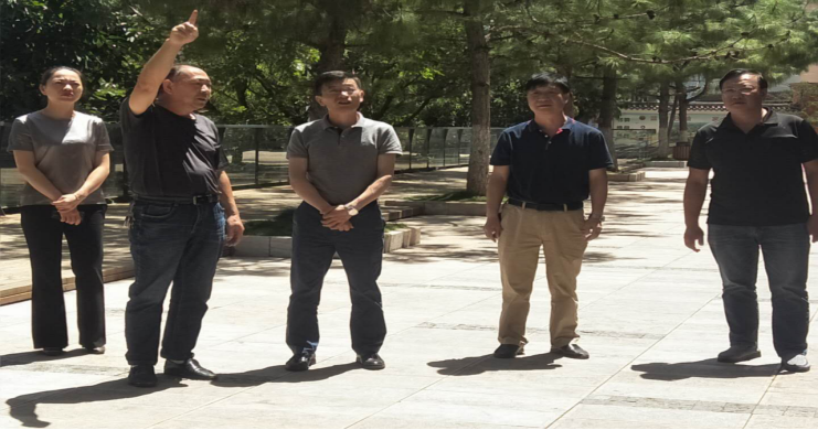 第198期   20200729华宁县委书记王志华深入城区部分小学幼儿园进行