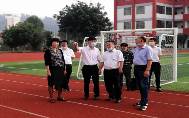 华宁县人民政府县长李永聪一行深入示范小学调研指导