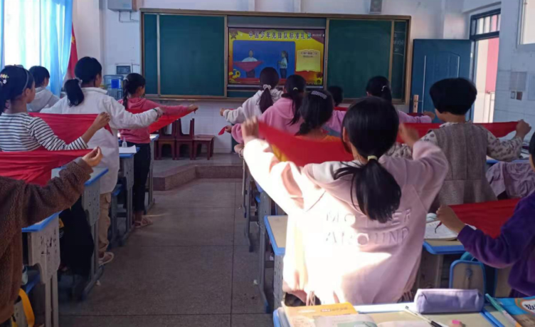 第106期   202100511华宁县通红甸乡所梅早小学开展规范少先队礼仪活动84.png