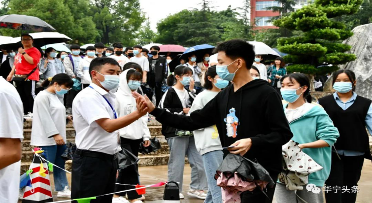 第140期   202100609华宁县多部门联动为高考保驾护航677.png