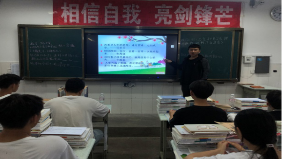 第195期   20221010华宁二中开展心理疏导干预知识讲座168.png